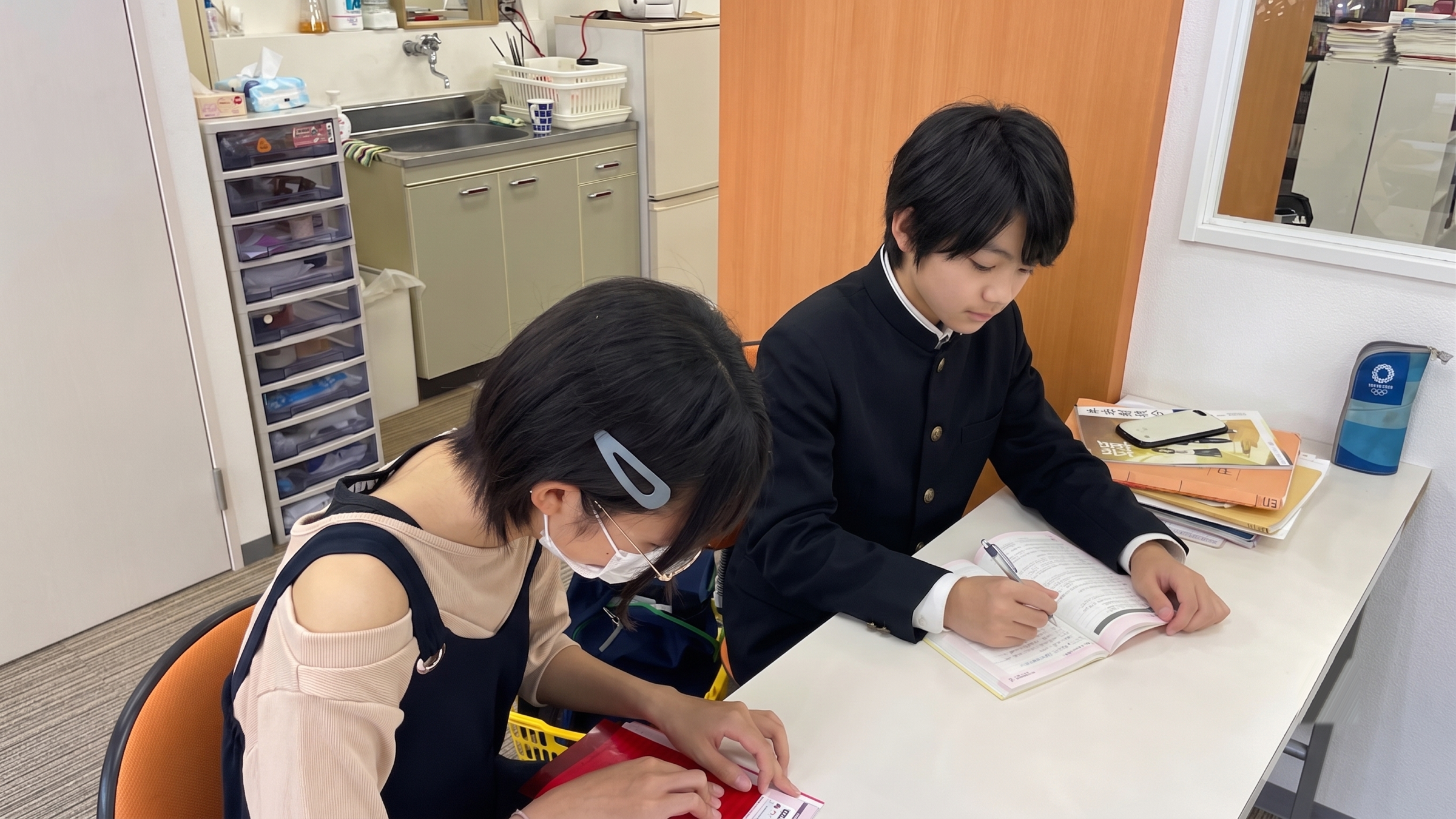 教室で並んで勉強する中学生たちの様子